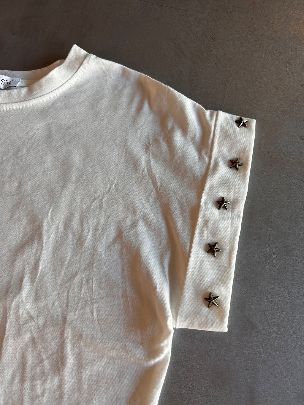T-shirt Namastè con borchie