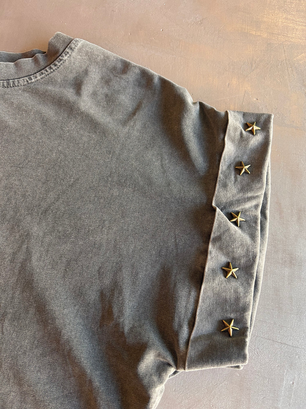 T-shirt Namastè con borchie