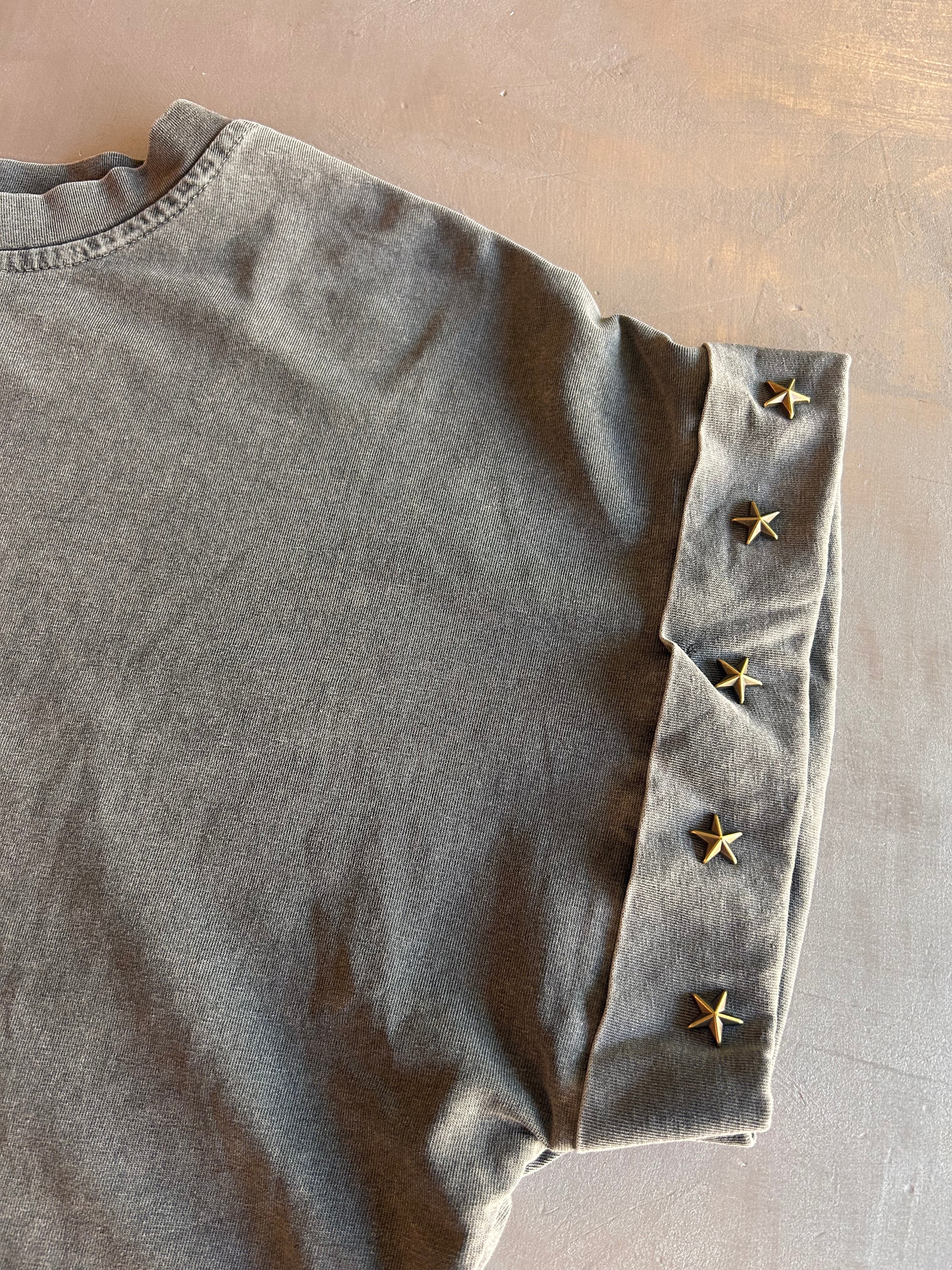 T-shirt Namastè con borchie