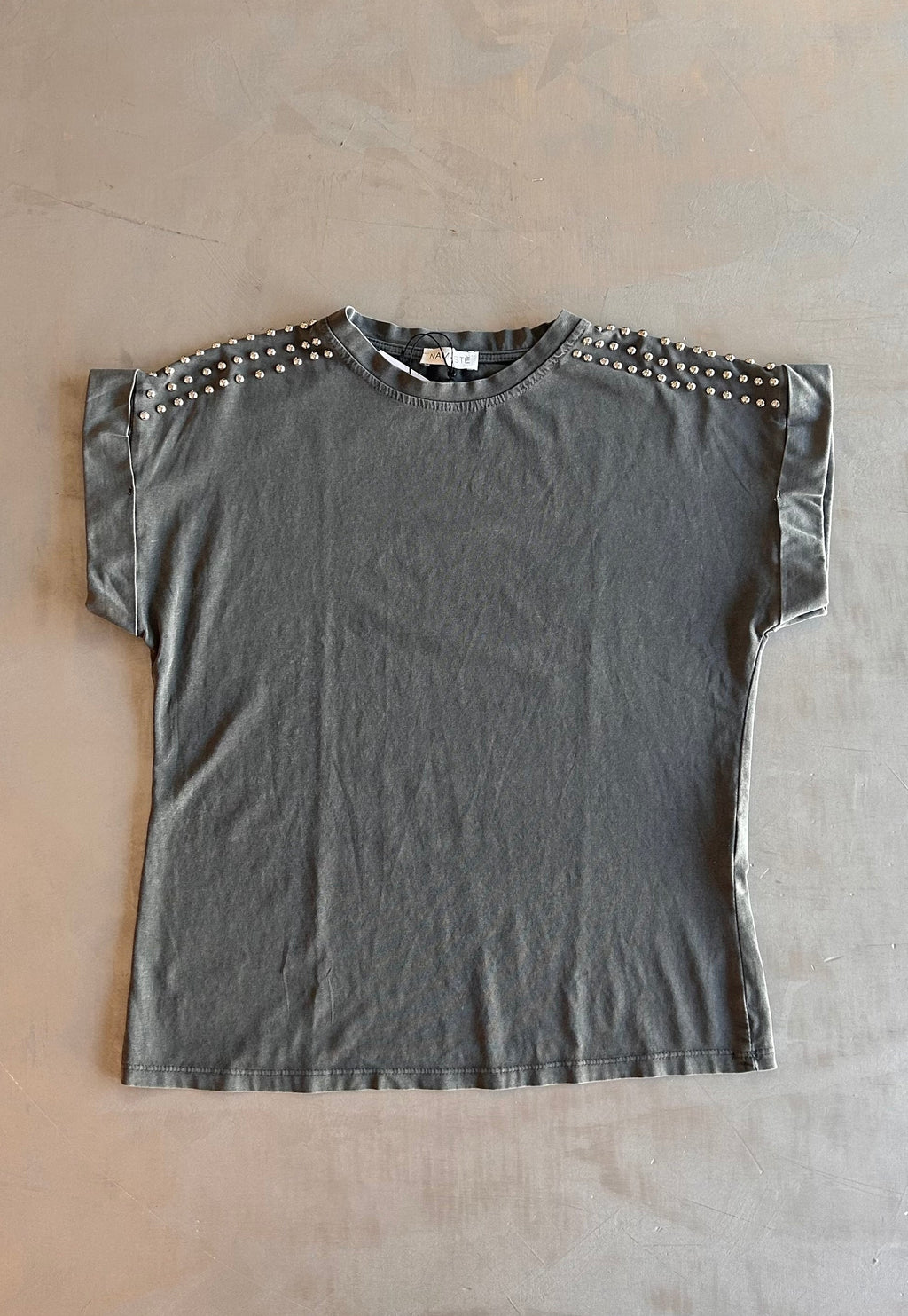 T-shirt Namastè con borchie