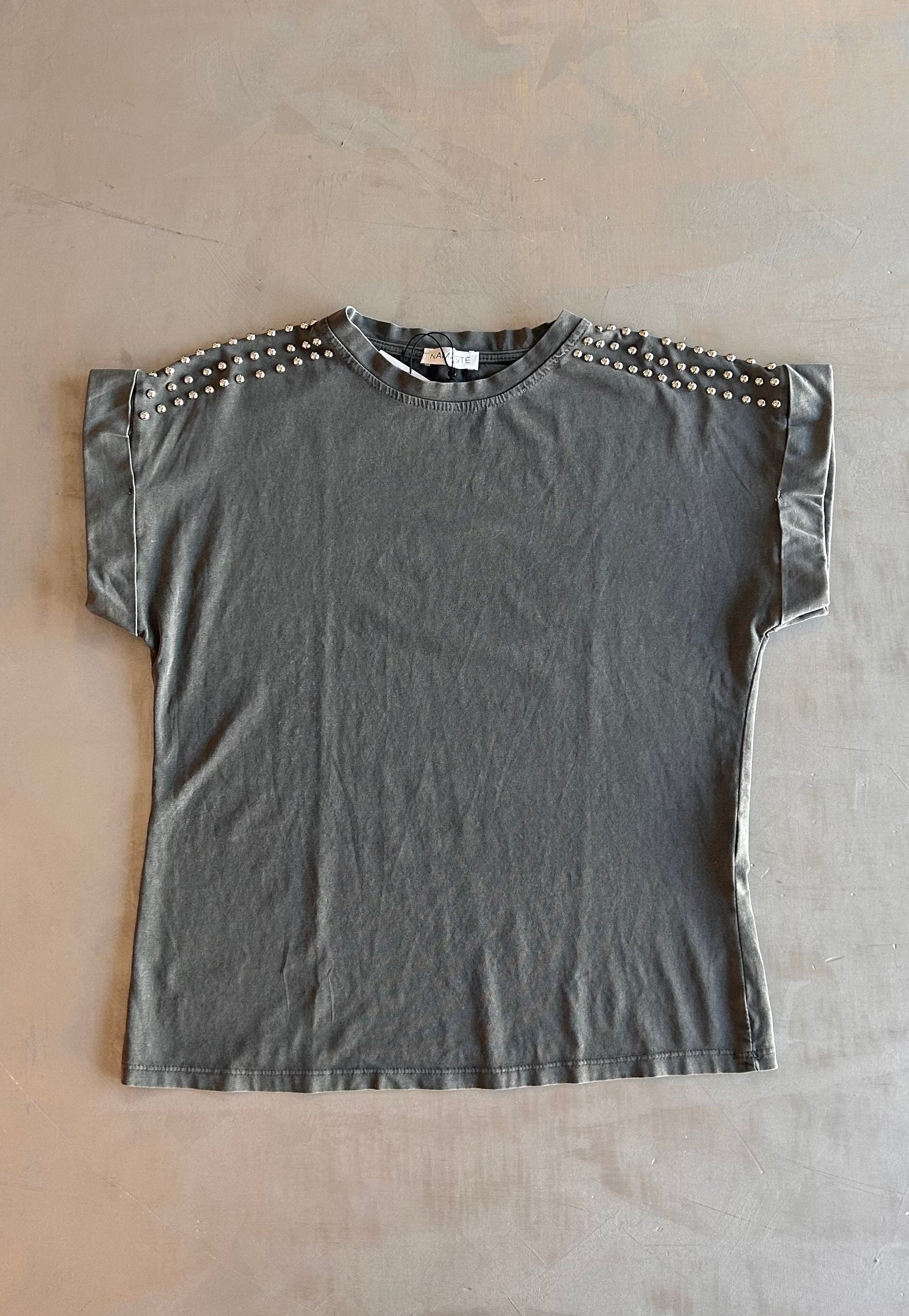 T-shirt Namastè con borchie