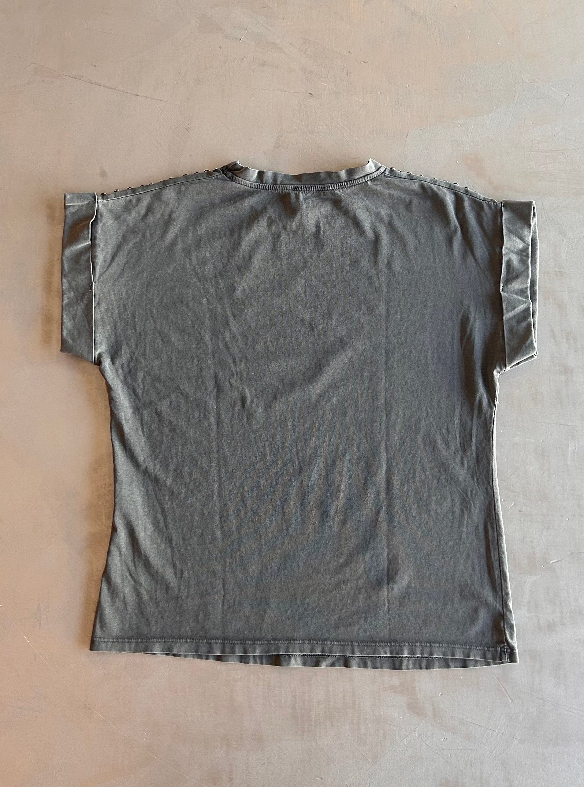 T-shirt Namastè con borchie