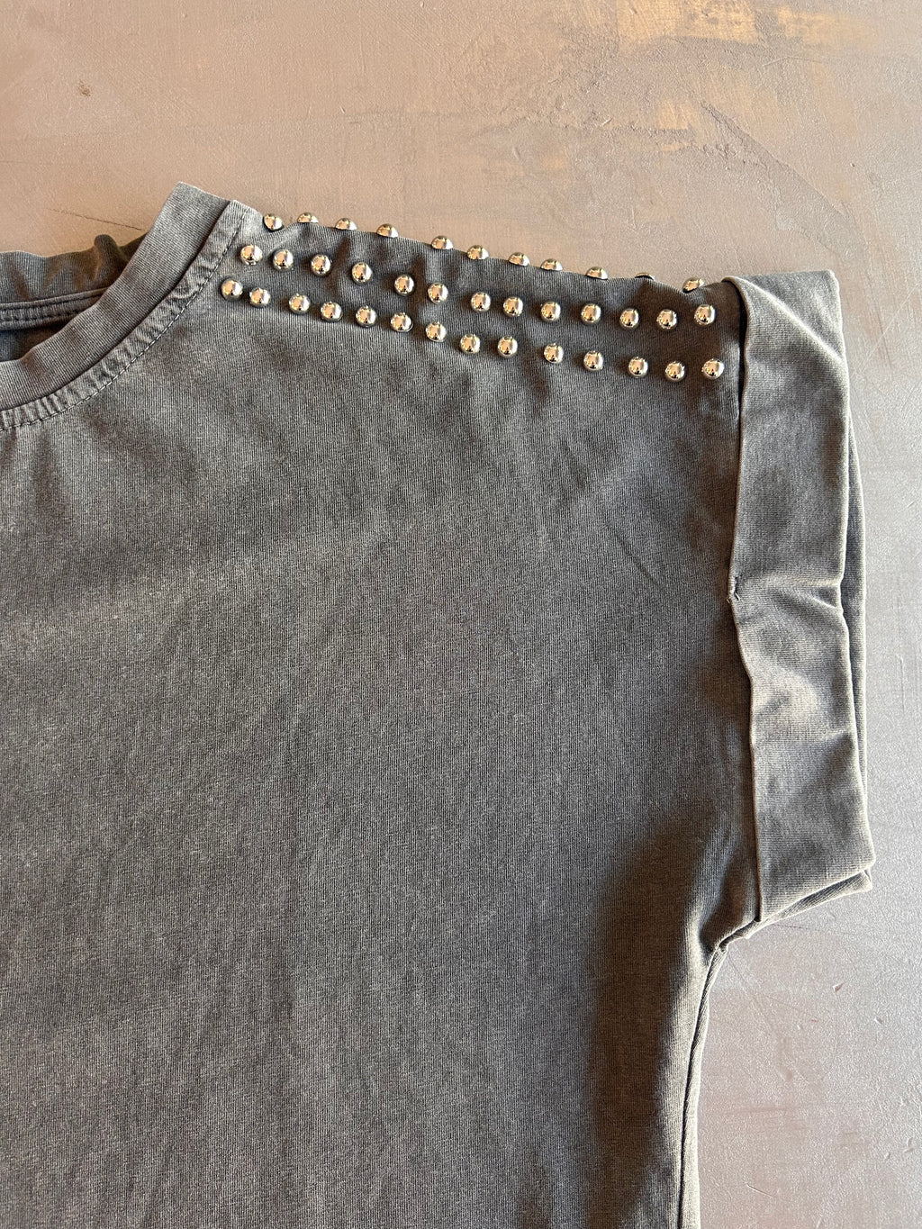 T-shirt Namastè con borchie