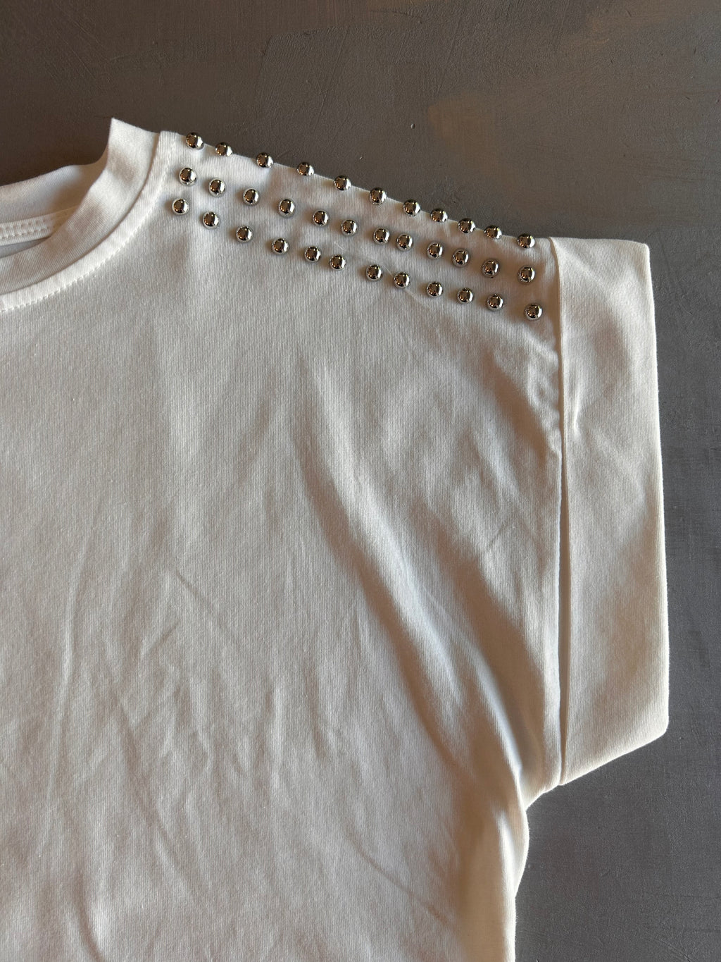 T-shirt Namastè con borchie