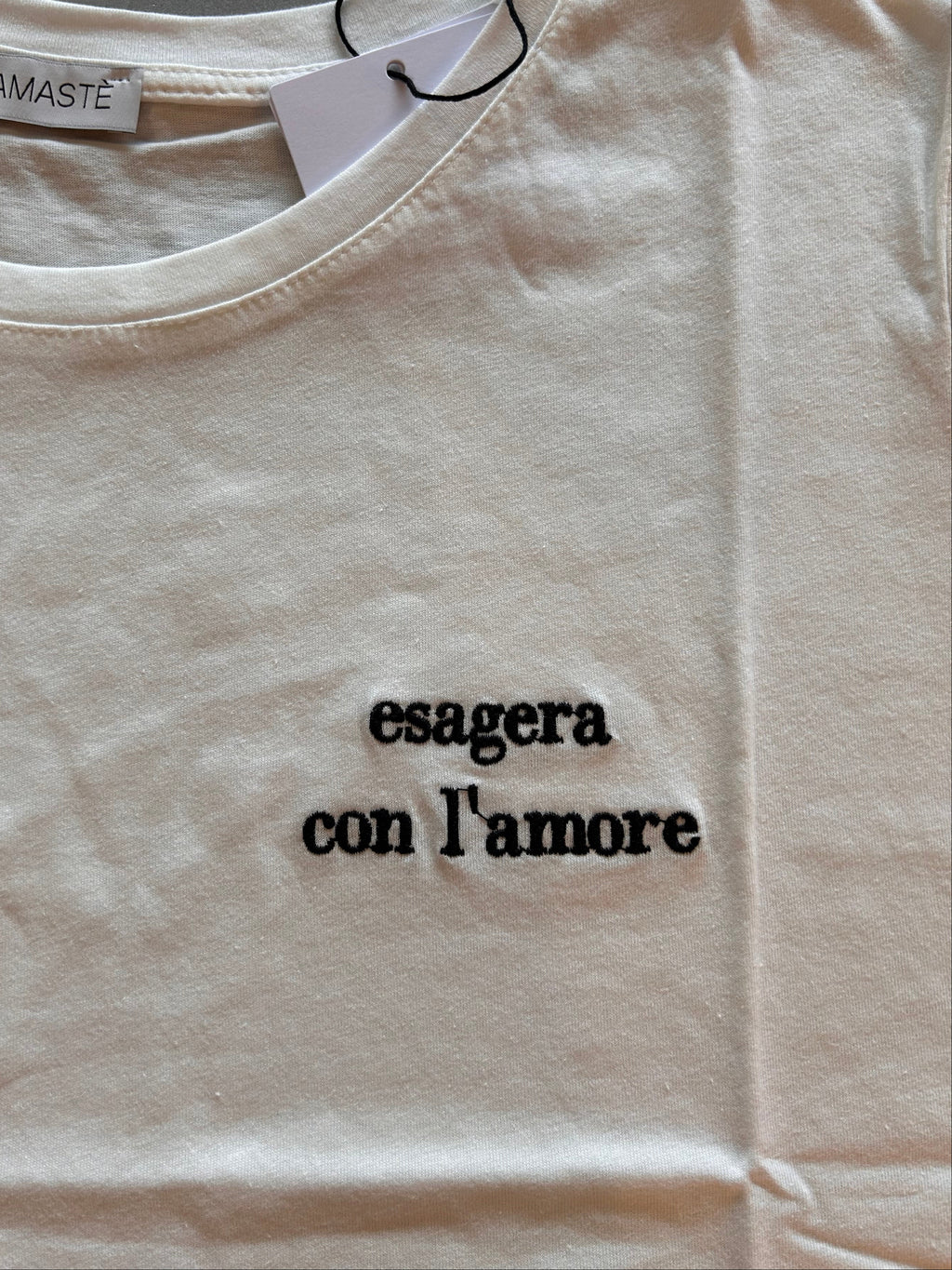 T-shirt ricamata Namastè