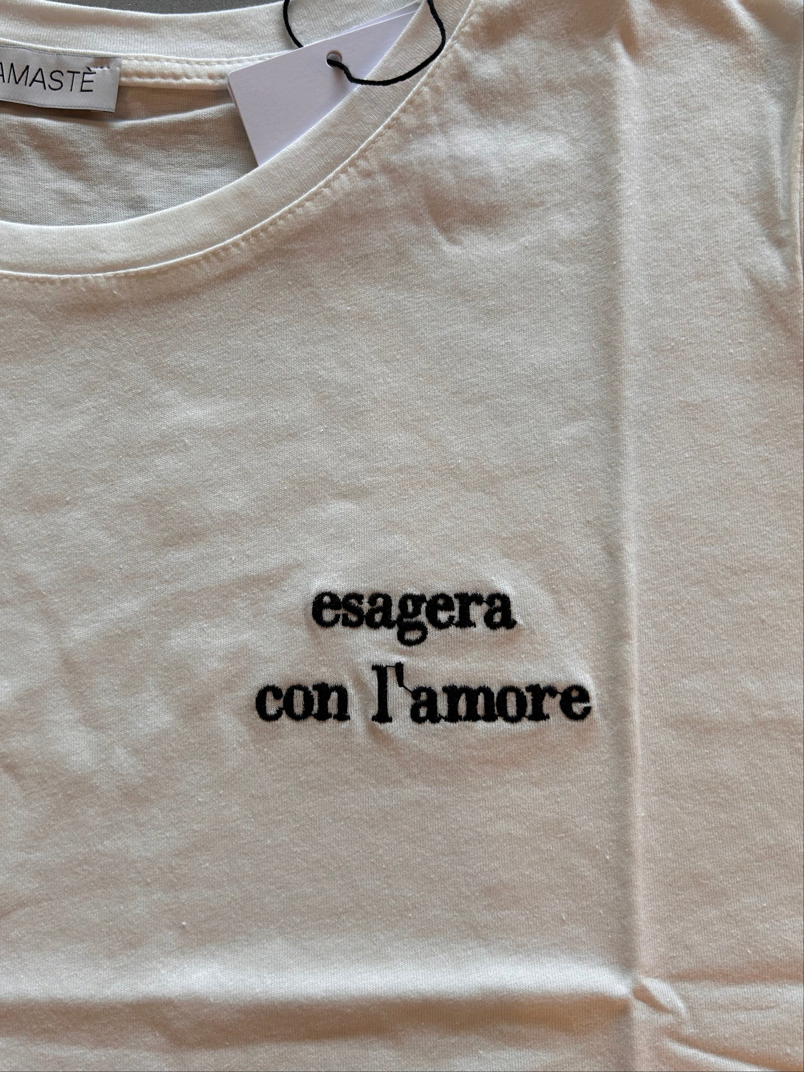 T-shirt ricamata Namastè