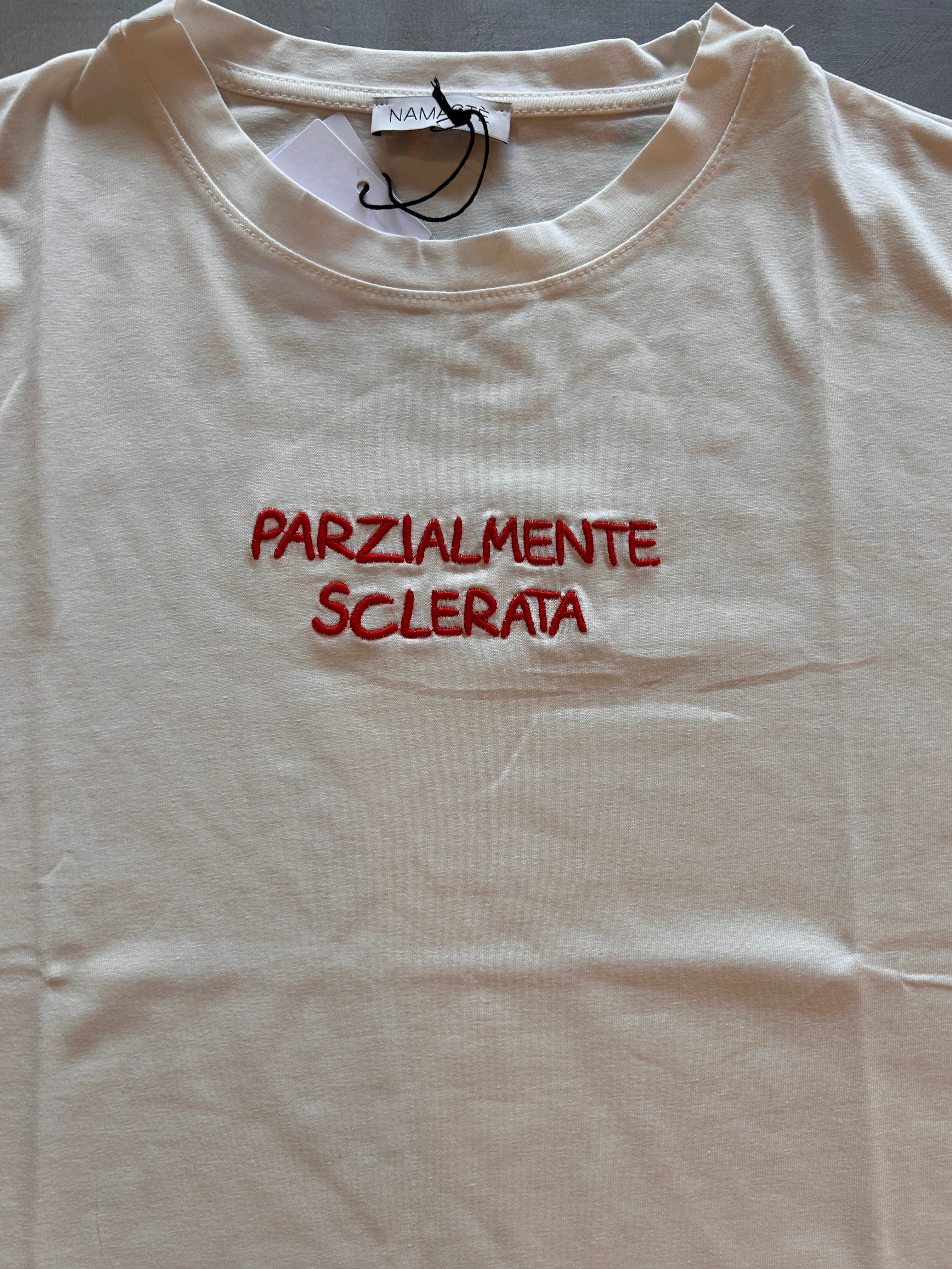 T-shirt ricamata Namastè