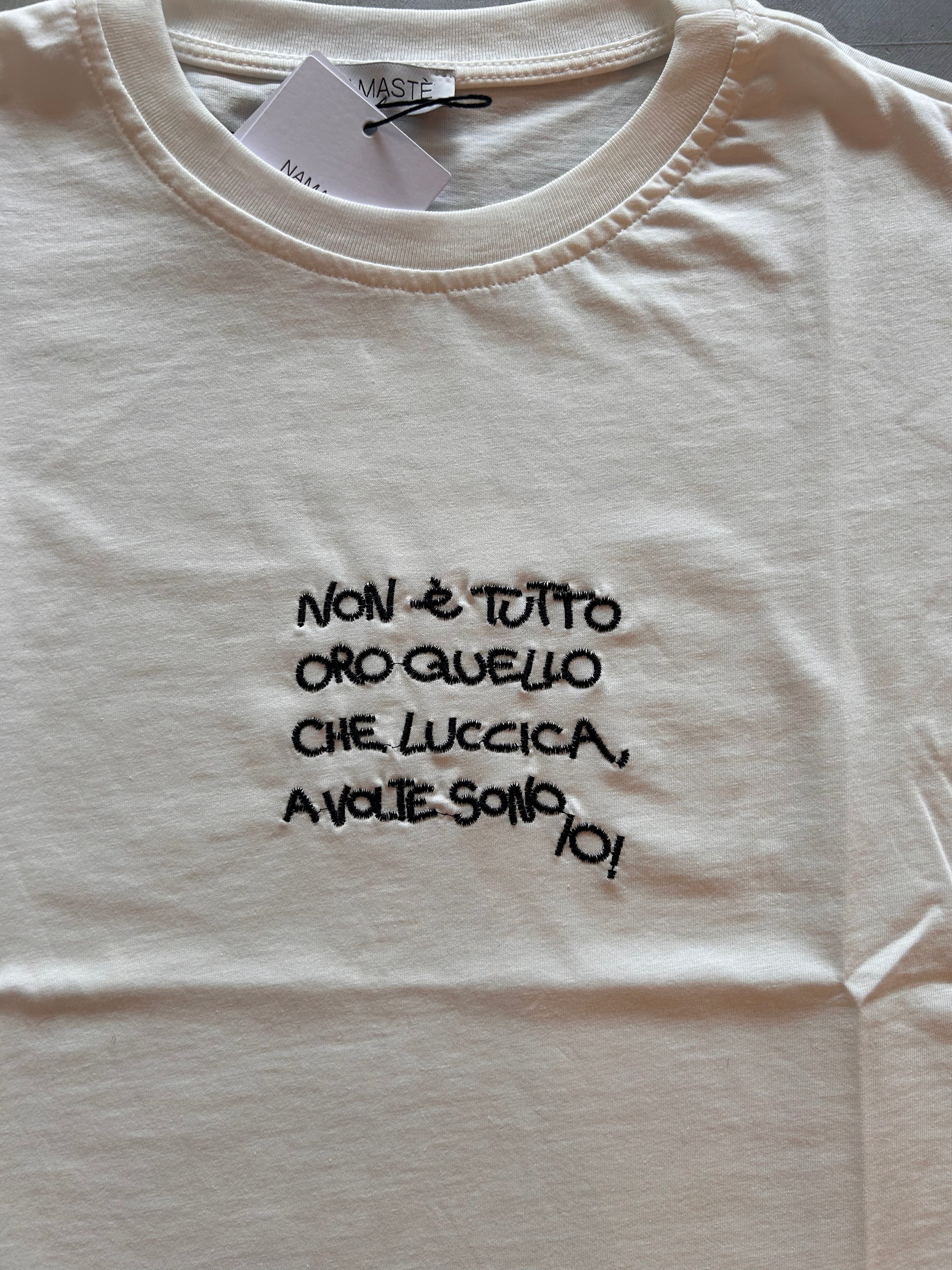 T-shirt ricamata Namastè