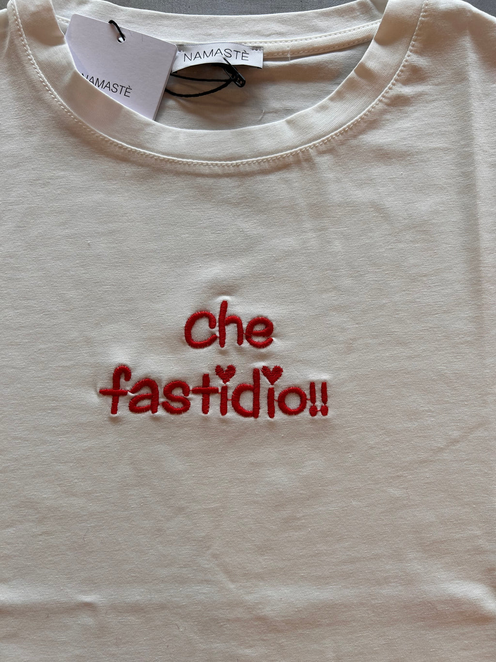T-shirt ricamata Namastè