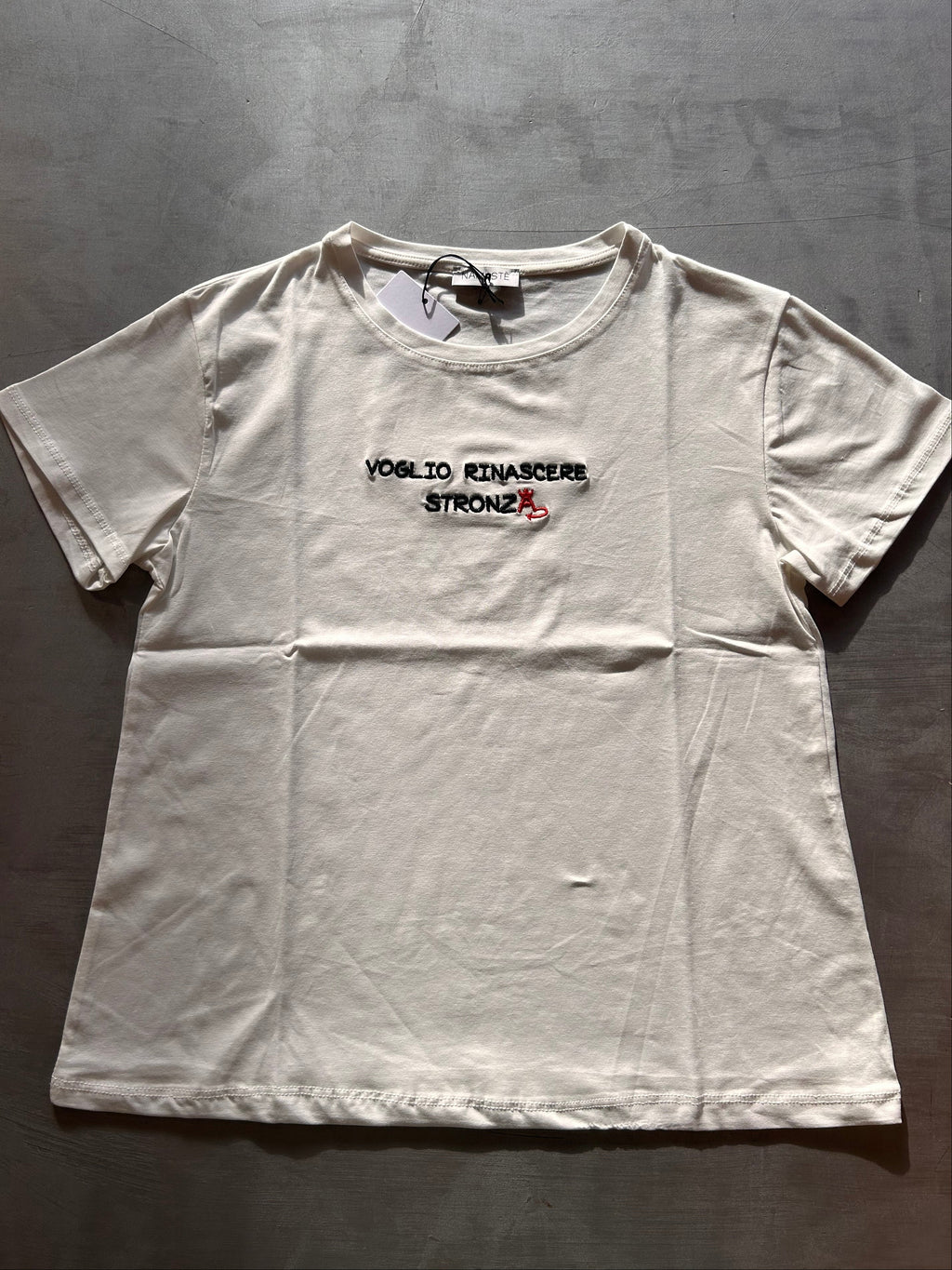 T-shirt ricamata Namastè