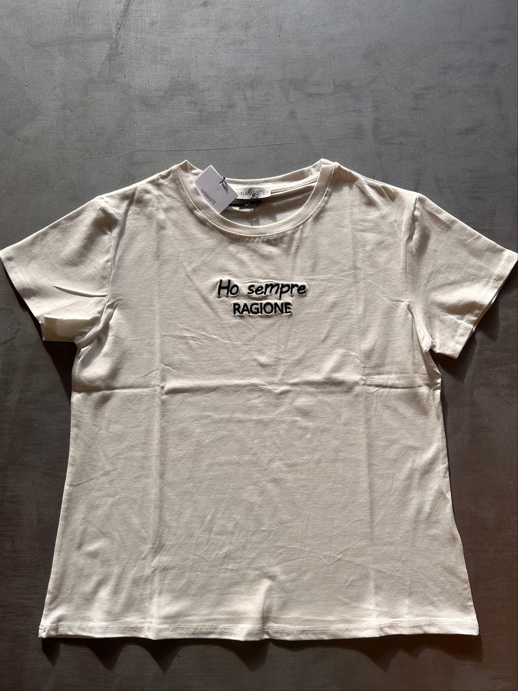 T-shirt ricamata Namastè