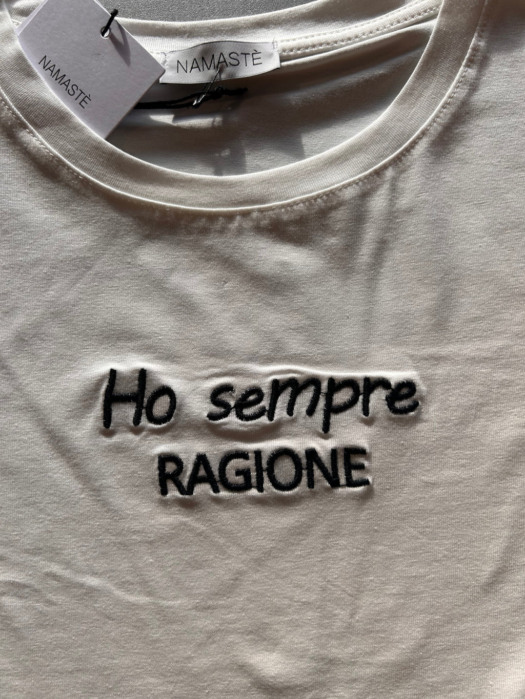 T-shirt ricamata Namastè