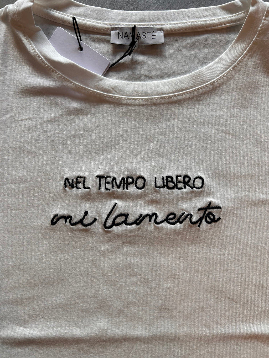 T-shirt ricamata Namastè