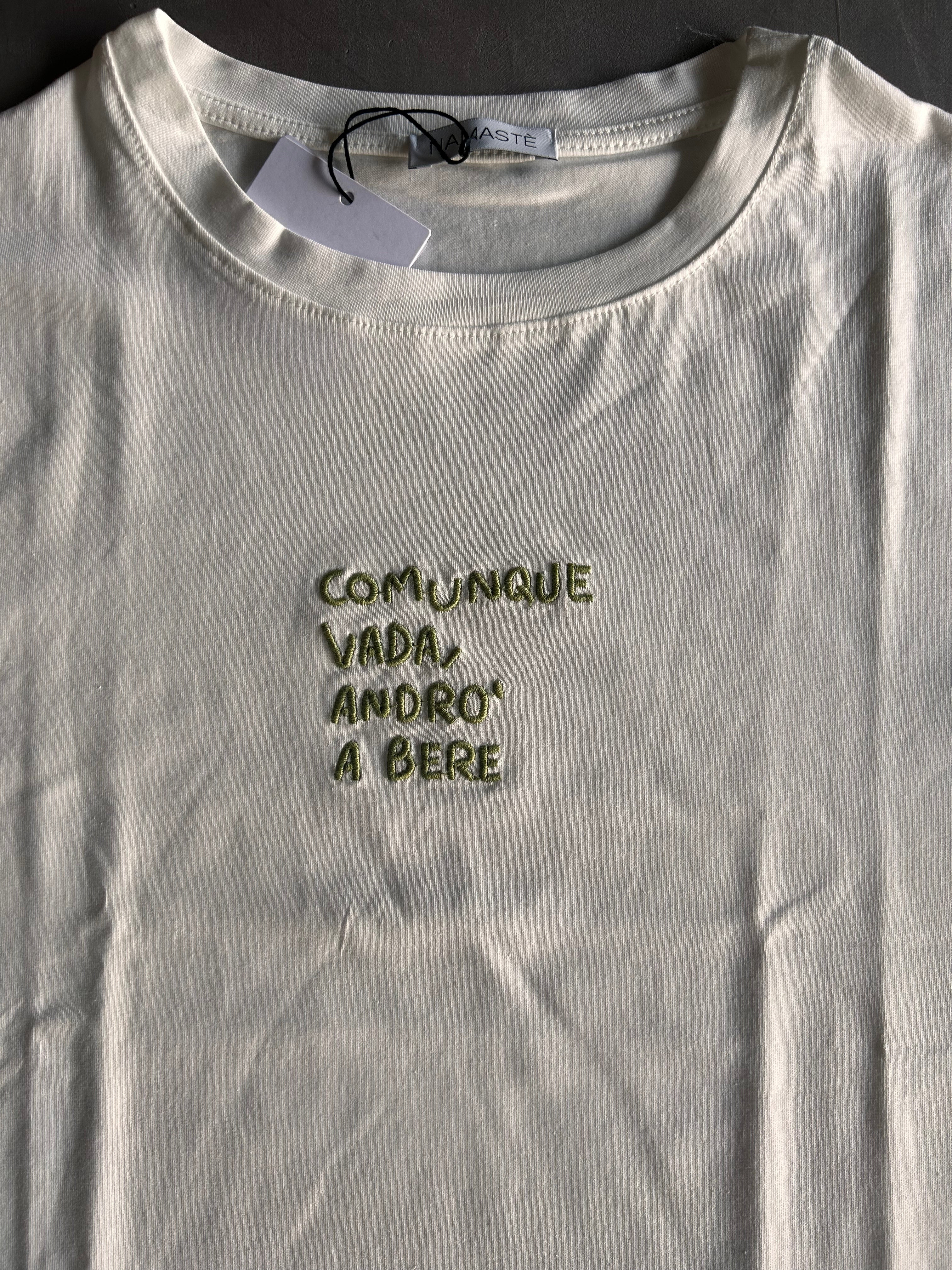 T-shirt ricamata Namastè